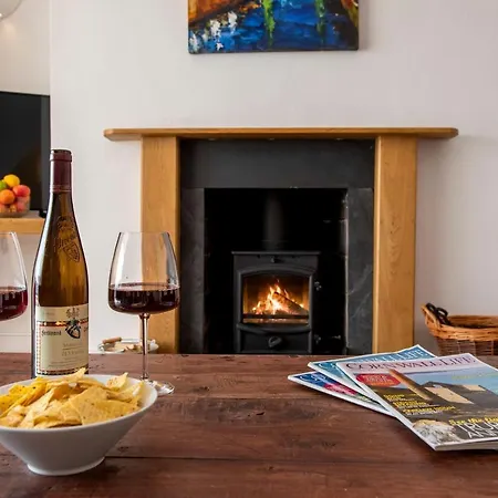 Hawkins With Hot Tub Holiday home Torpoint