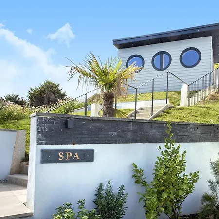 Hawkins With Hot Tub Holiday home *
